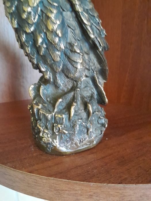 Латунна статуетка сови.