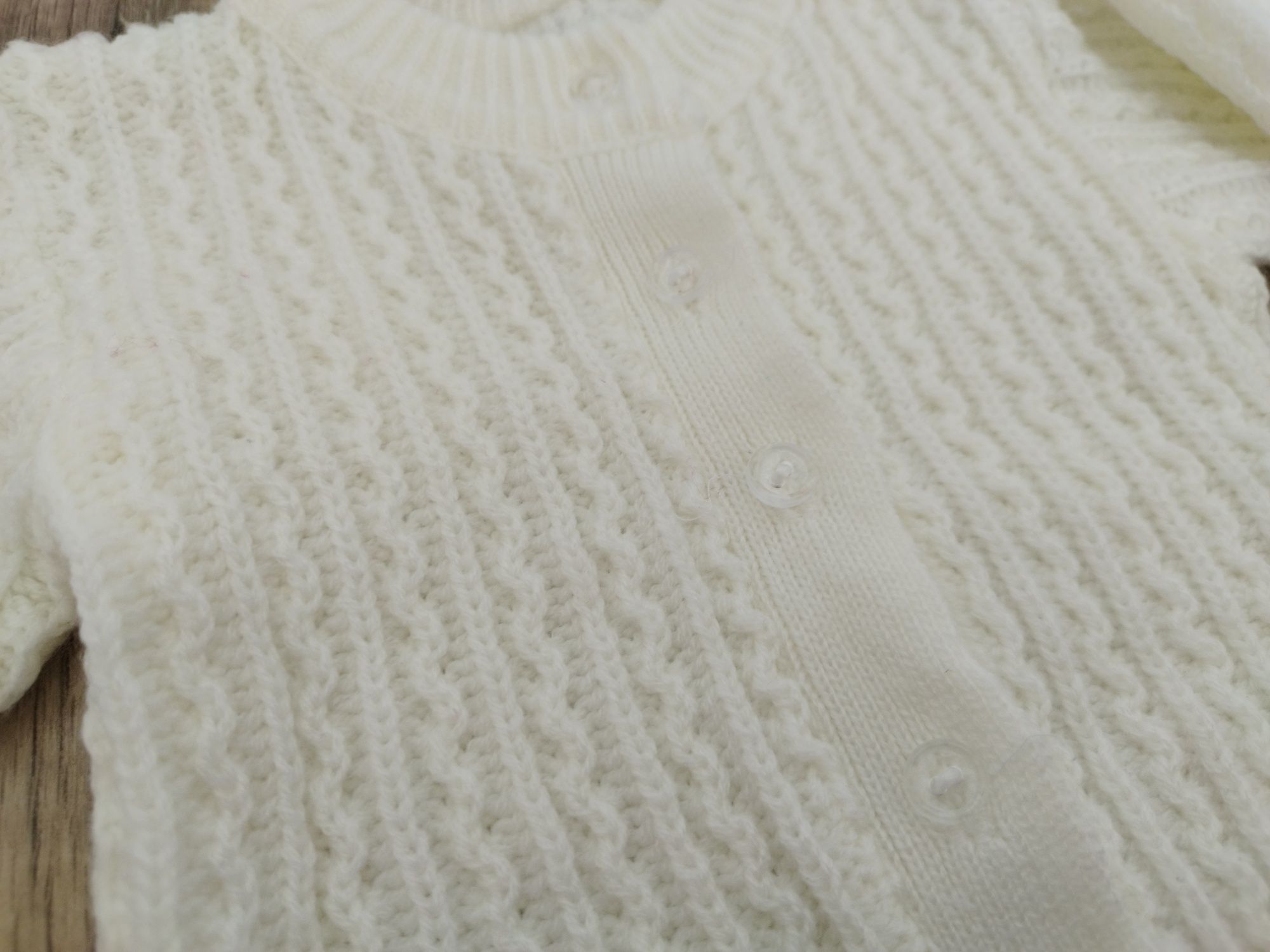 Biały sweterek r. 68