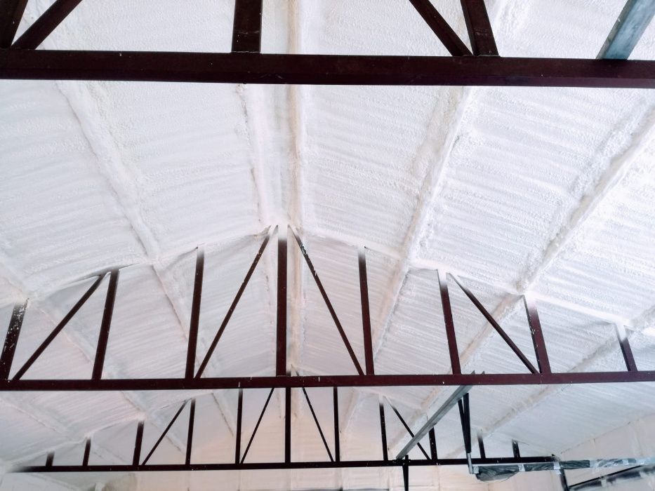 Ocieplanie dachu poddasza pianą piana pianką pur izolacja termiczna