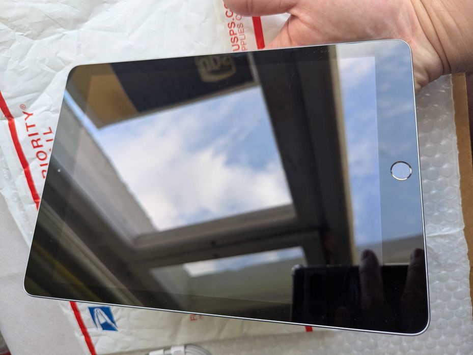 В оригіналі без обмежень Apple iPad 6 th 32 gb wi fi батарея 89%