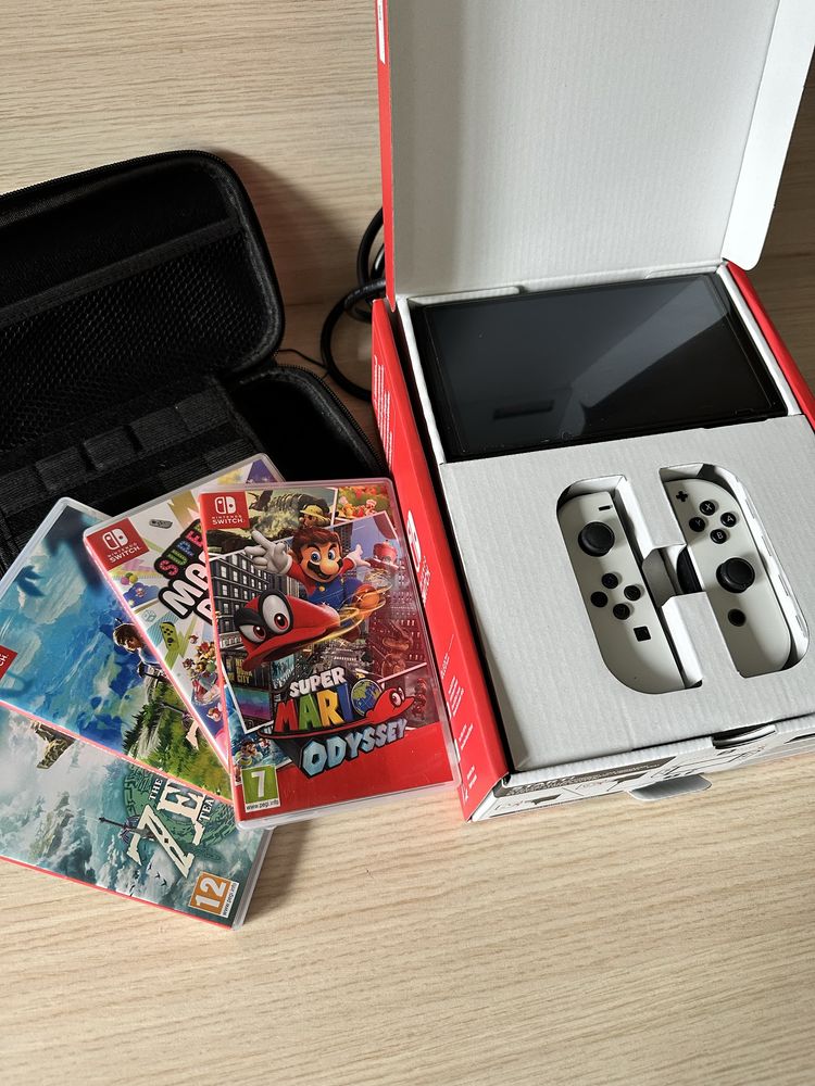 Nintendo Switch OLED biały + 4 gry na kartridżach + etui. Stan idealny