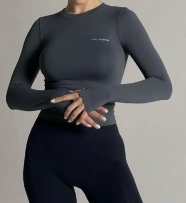 Футболки, обтягуючі боді в стилі Skims