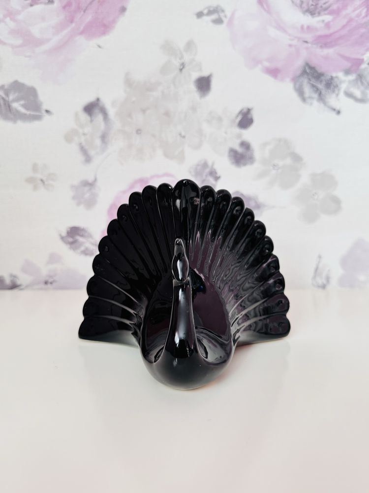 Ceramiczny paw z otwartym pióropuszem, figurka