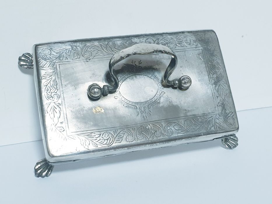 Fantastica antiga caixa / guarda joias com banho em prata