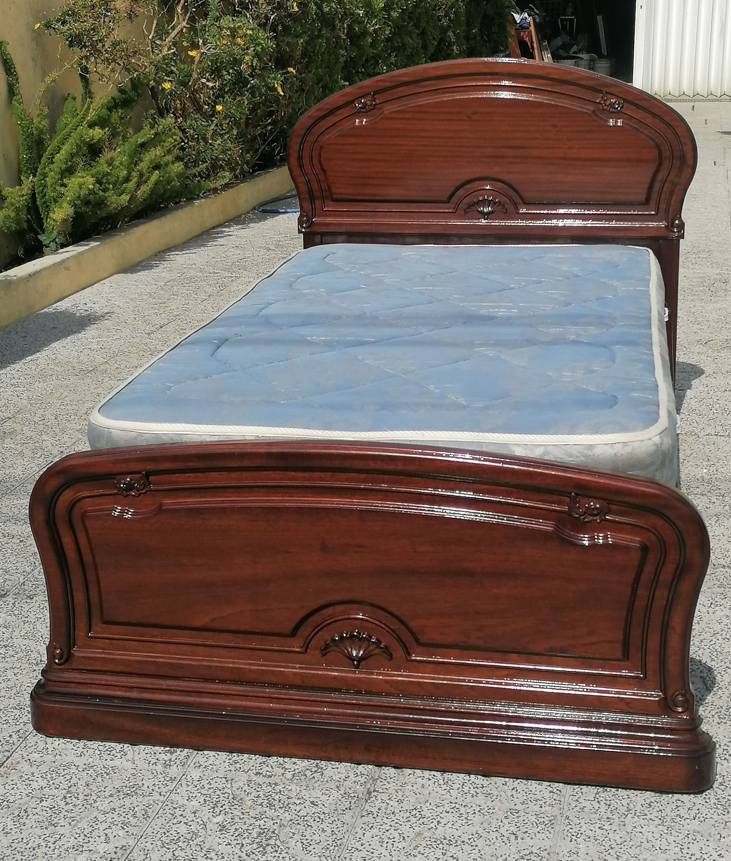 Vendo CAMA de SOLTEIRO com estrado e COLCHÃO madeira maciça como nova