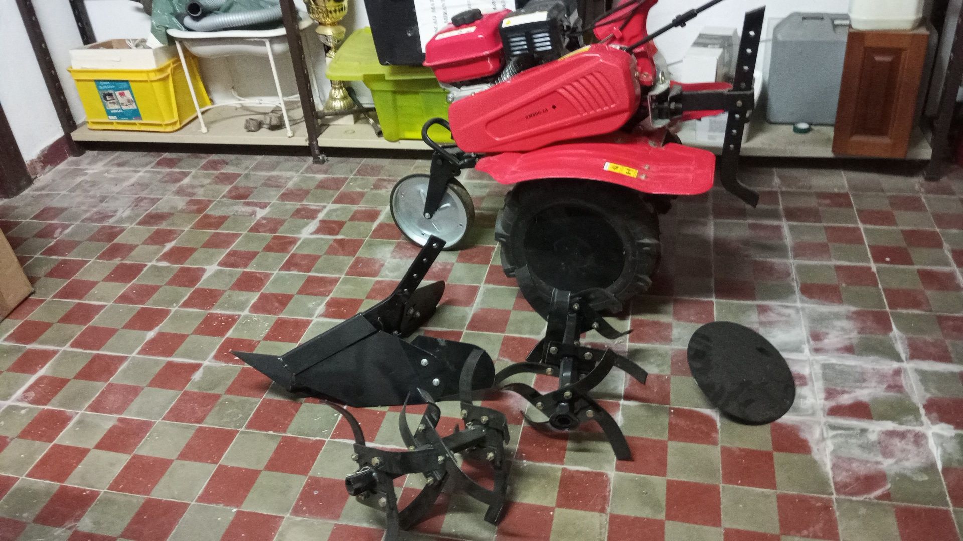 Motoenxada vermelha