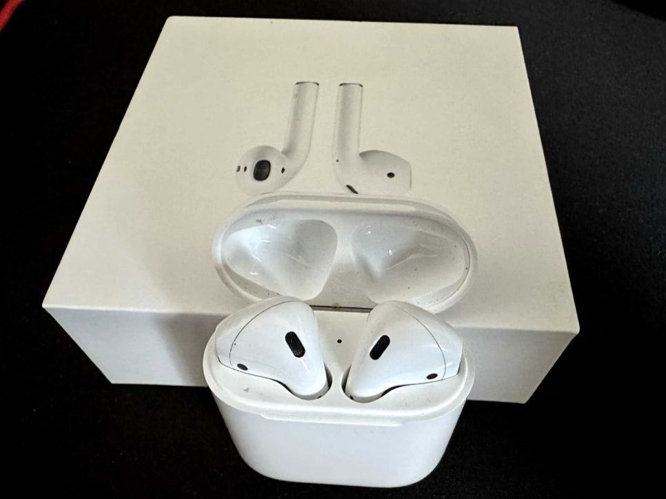 Наушники Apple AirPods with Charging Case (MV7N2RU/A/MV7N2TY/A)