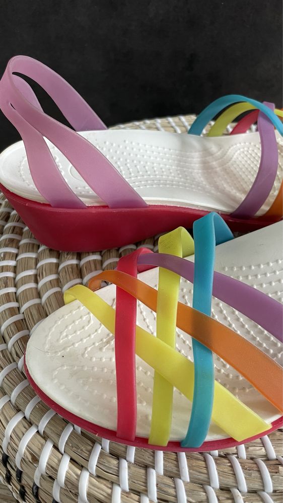 Crocs sandały na koturnie huarache wedge multi W8 38/39