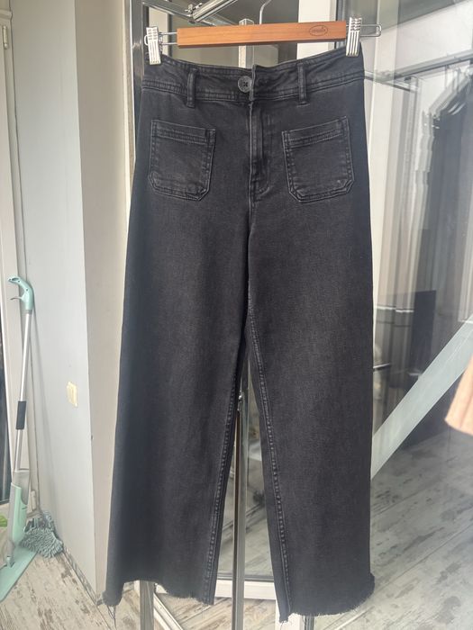 Джинсы Zara череого цвета