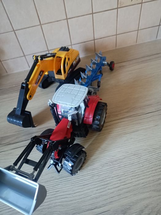 Traktor z pługami koparka zestaw