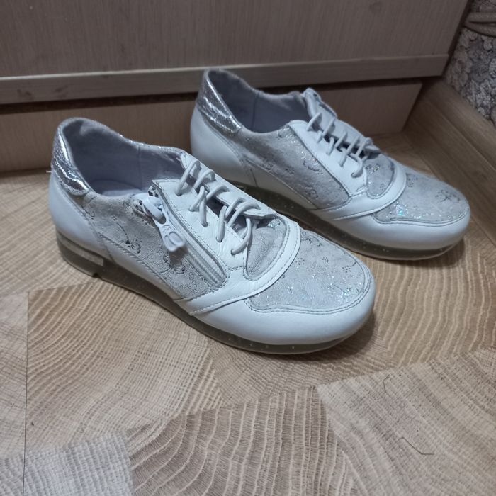 Шкіряні туфлі-кросівки для дівчинки в чудовому стані.Одягали 2 рази.