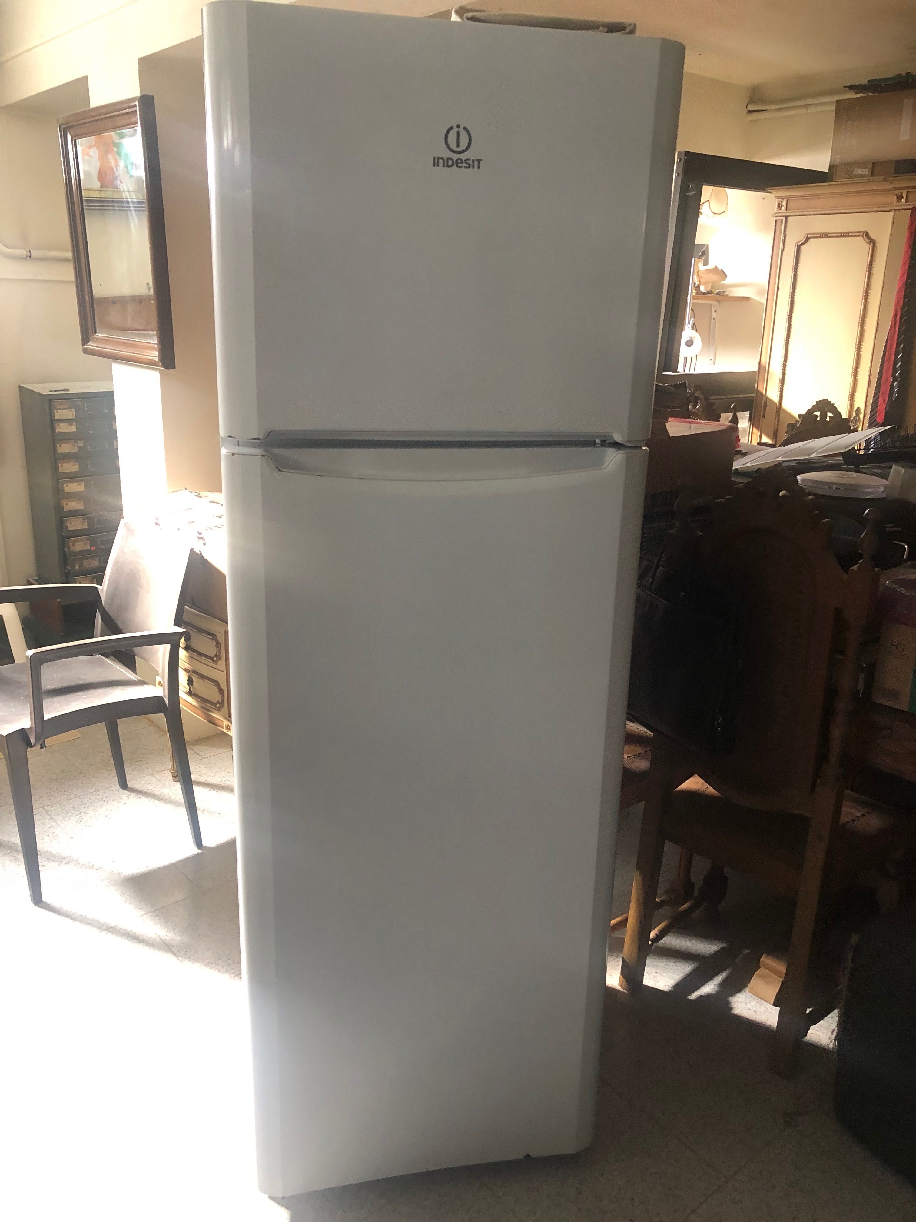 Frigorífico Indesit mais sofá 4 lugares