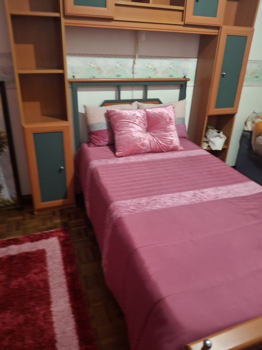 Mobilia de quarto individual com roupeiro