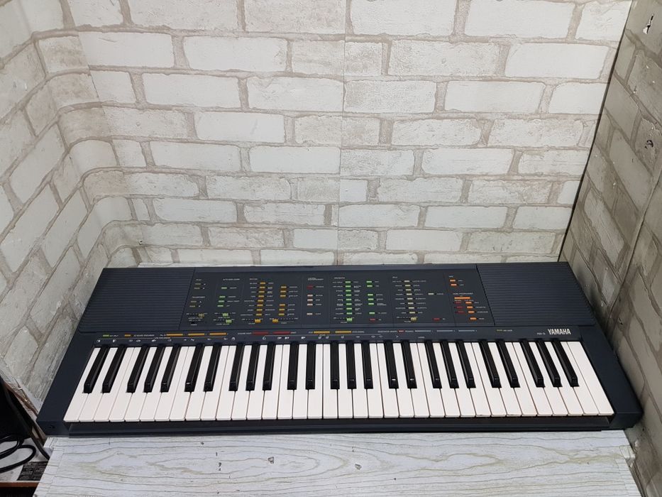 Синтезатор YAMAHA YPT-220/PSR 70 на 61 динамічну клавішу, б/у
