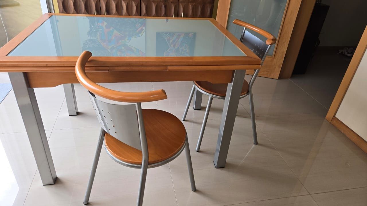 Mesa e cadeiras de cozinha