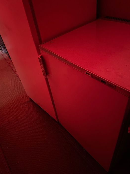 Продам морозильную камеру и две ножные швейные машинки