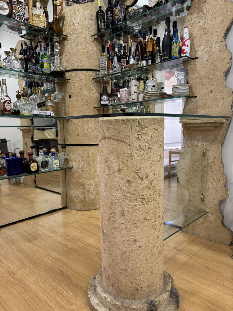 Bar espelhado com prateleiras em vidro