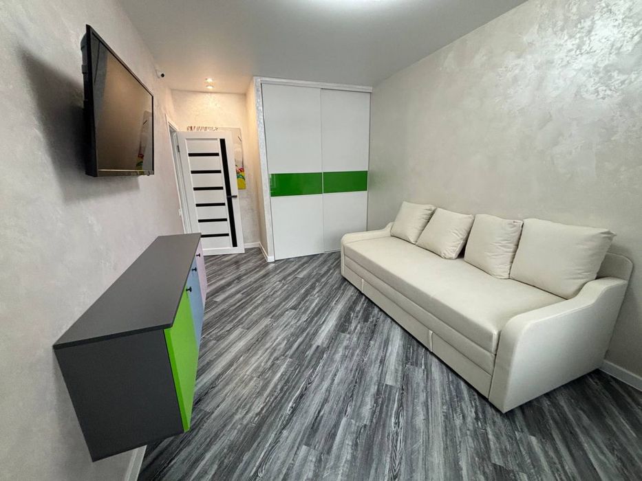 2-кімнатна з кухнею-вітальнею! Гарний ремонт!