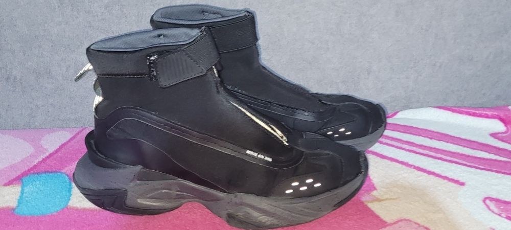 Продам кросівки Zara в хорошому стані, дуже стильні та зручні.