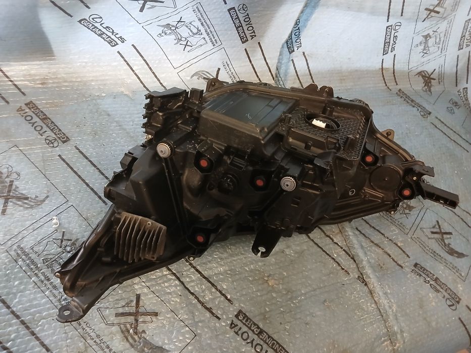 Lampa przednia prawa TOYOTA BZ BZ4X   IDEALNA