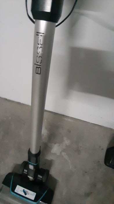 Dois aspiradores a bateria