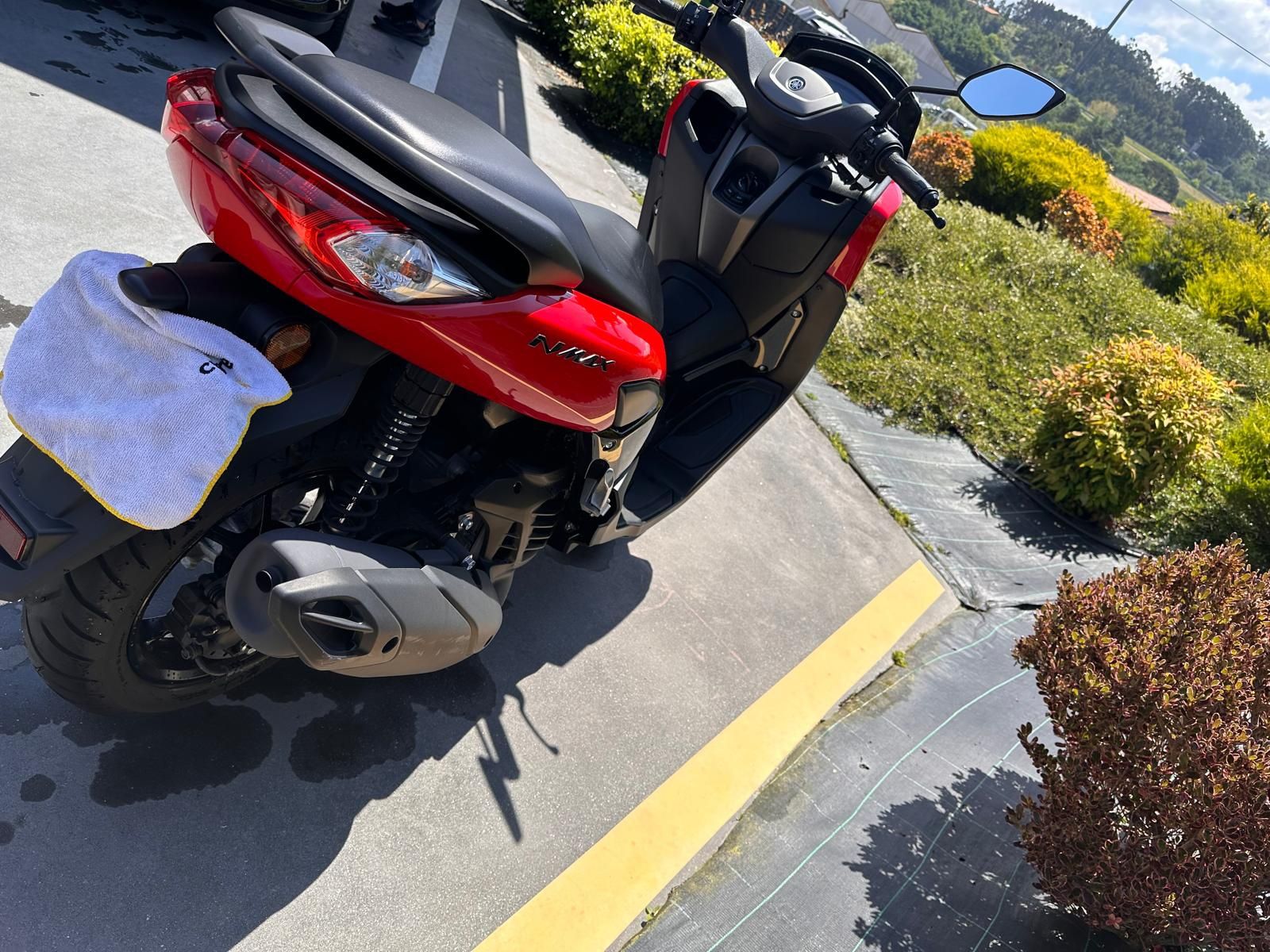 Nmax 125, com um ano de garantia de fábrica.