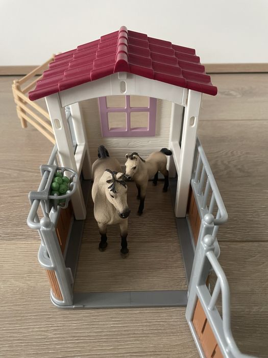 Zestaw koni + boks z wybiegiem Schleich