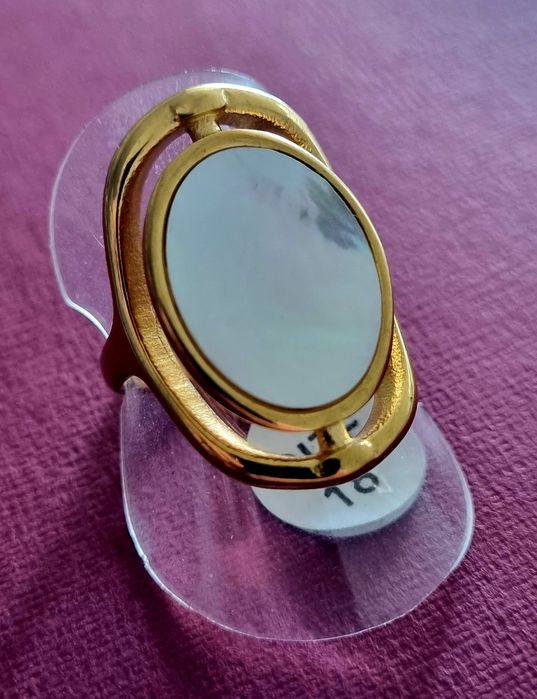 Anel dourado, em aço, com madrepérola oval. T18