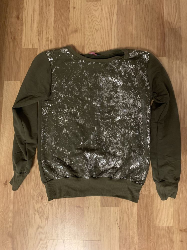 Zielona/khaki bluza ze srebrnym elementem