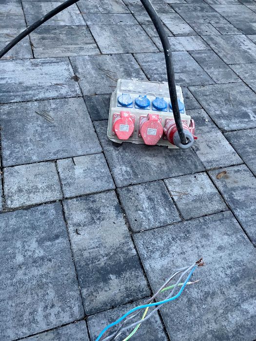 Erbetka, skrzynka budowlana z kablem