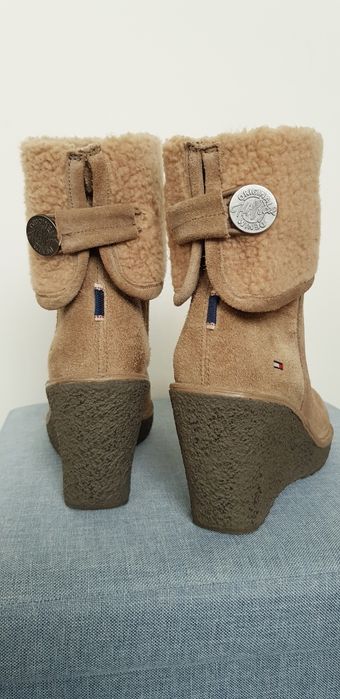 Tommy Hilfiger botki na koturnie, skóra zamszowa