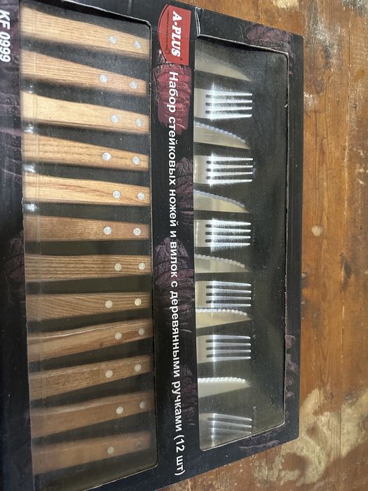 Набір вилок та ножів