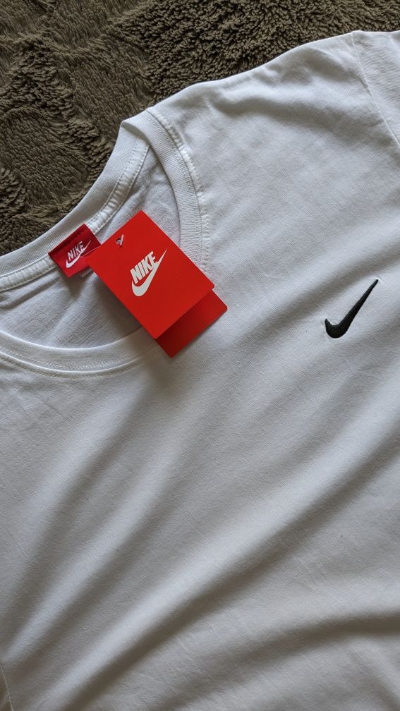 Футболка Nike з вишитим логотипом