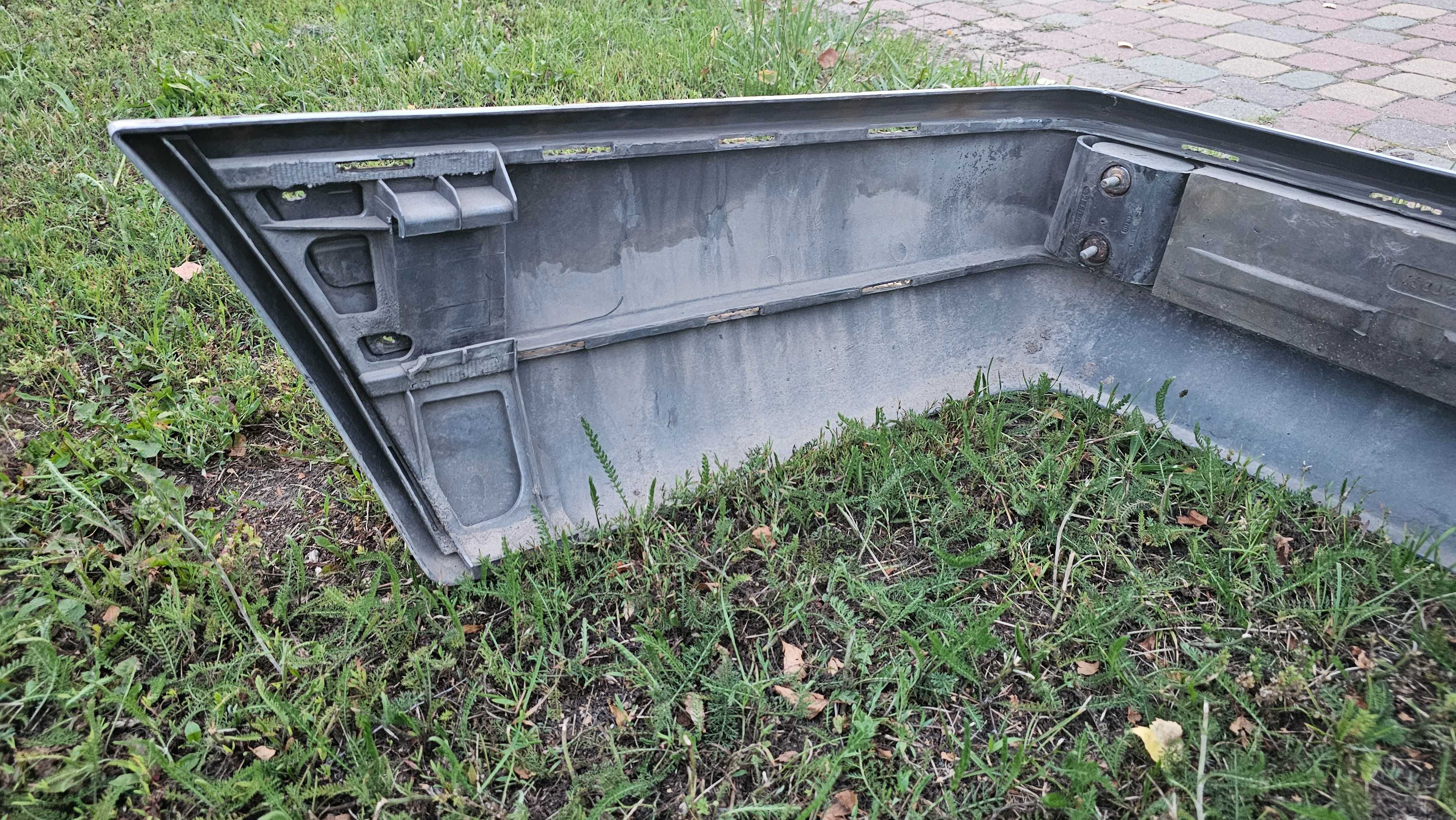 orginalny tylni zderzak w124, długa listwa