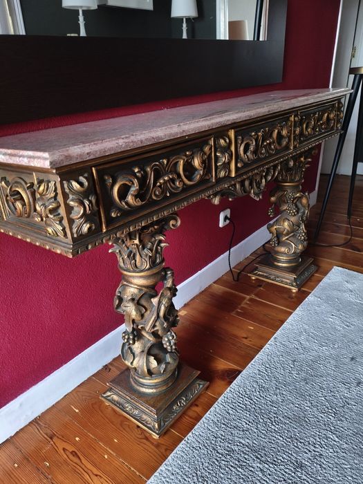 Consola antiga em madeira trabalhada