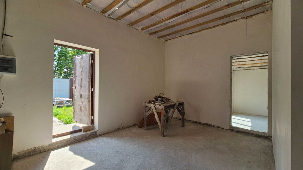 Будинок на огороженій ділянці 8 соток, штукатурка, якісні комунікації