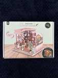 Miniaturowy domek DIY Story Keeper LED Crafts&Co nowy