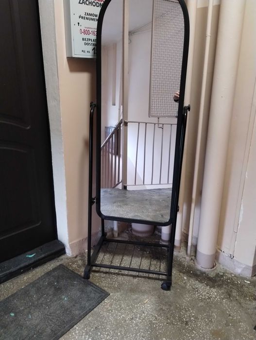 Lustro na stelażu kółkami
