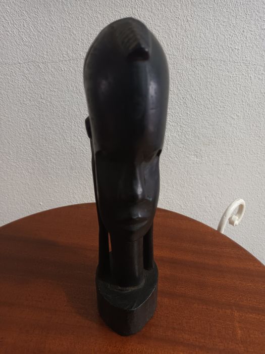 Busto de madeira de pau preto