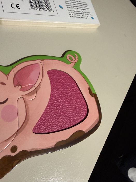 Zabawa w kształty - książka z puzzlami+ sensoryczne puzzle