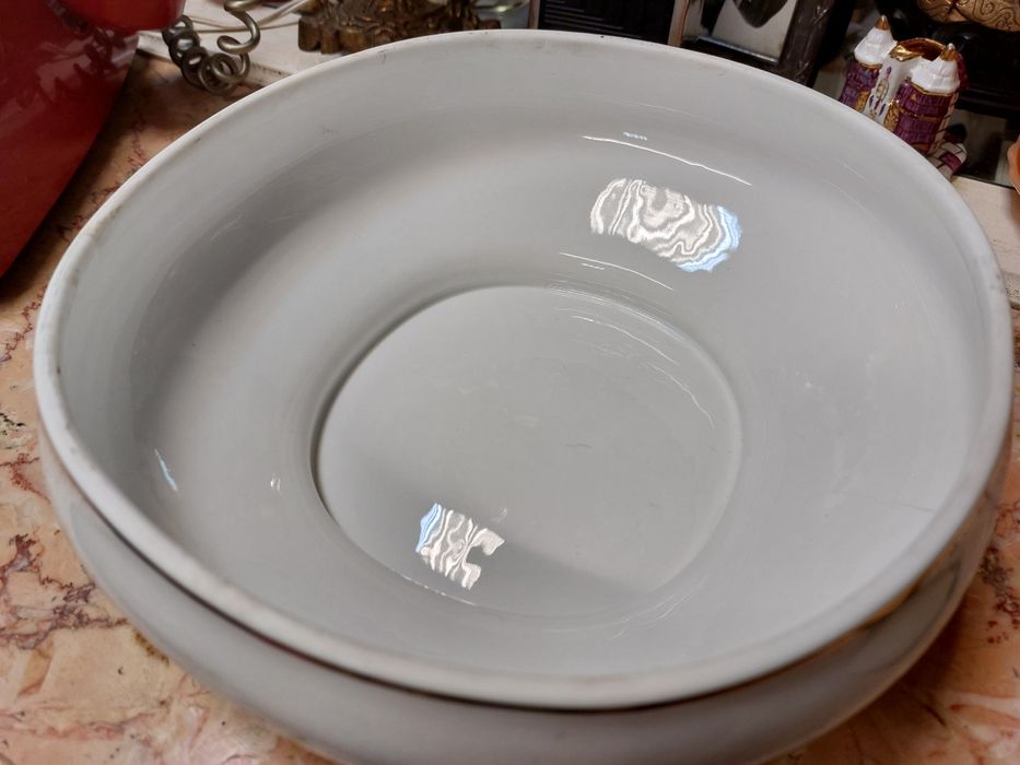 Terrina em porcelana Vista Alegre, impecável.

A peça é decorada com u