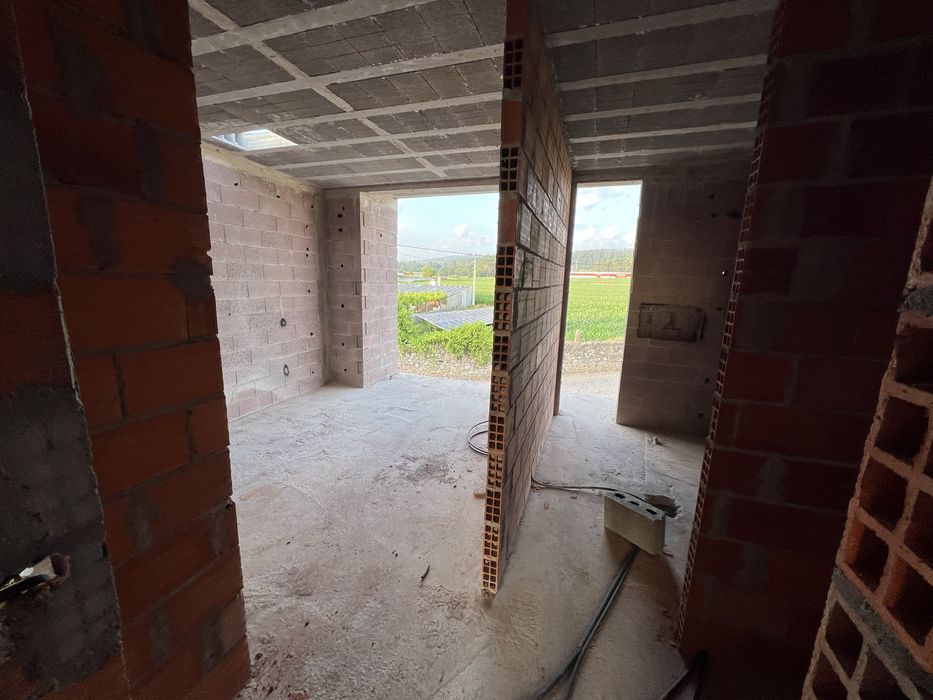 Moradia T3 em Construção – Dois Pisos, Garagem e Jardim