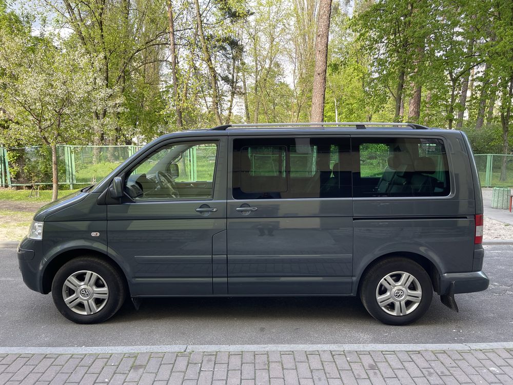 Volkswagen Multivan 2009 года 2.5 Дизель АКПП