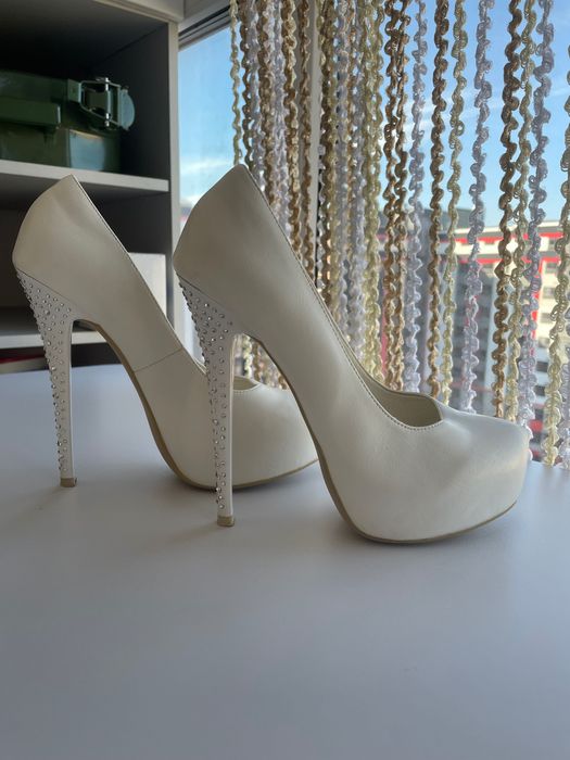 Білі шкіряні туфлі на високих підборах 36 розмір весільні/випускні