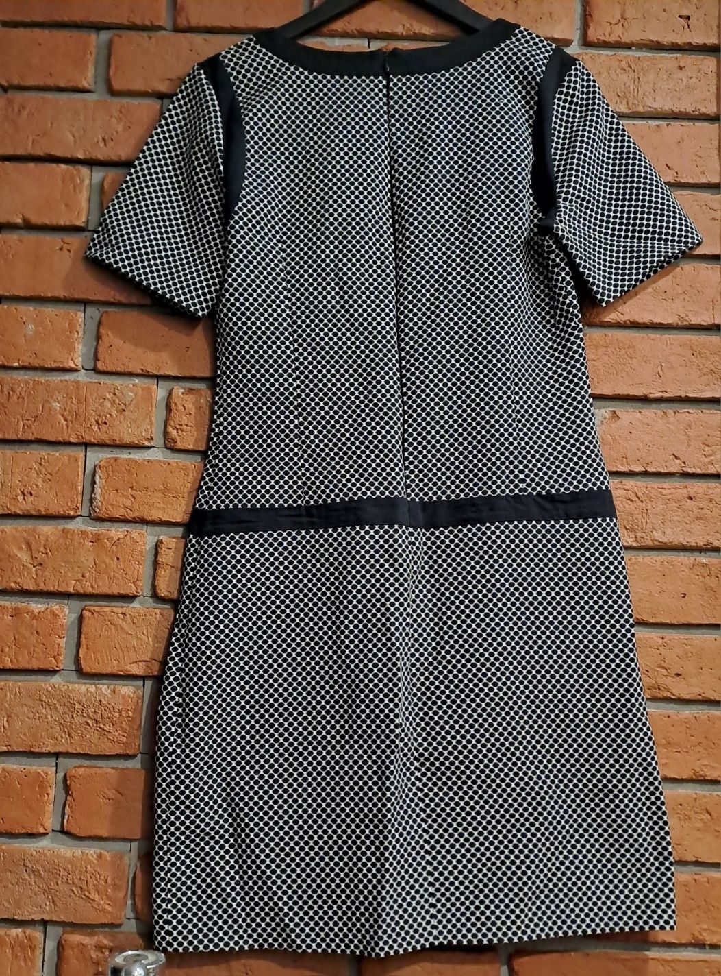 Elegancka dopasowana sukienka Quiosque r. 40