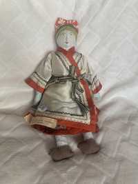 Вінтажна лялька в традиційному костюмі