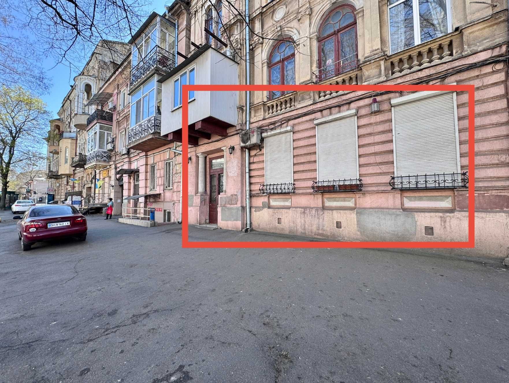 В продаже 3х-комнатная квартира в центре. Возможен перевод в коммерцию