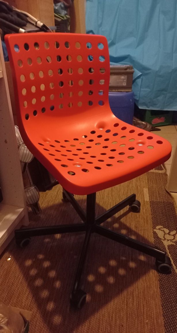 Krzesło obrotowe do biurka.