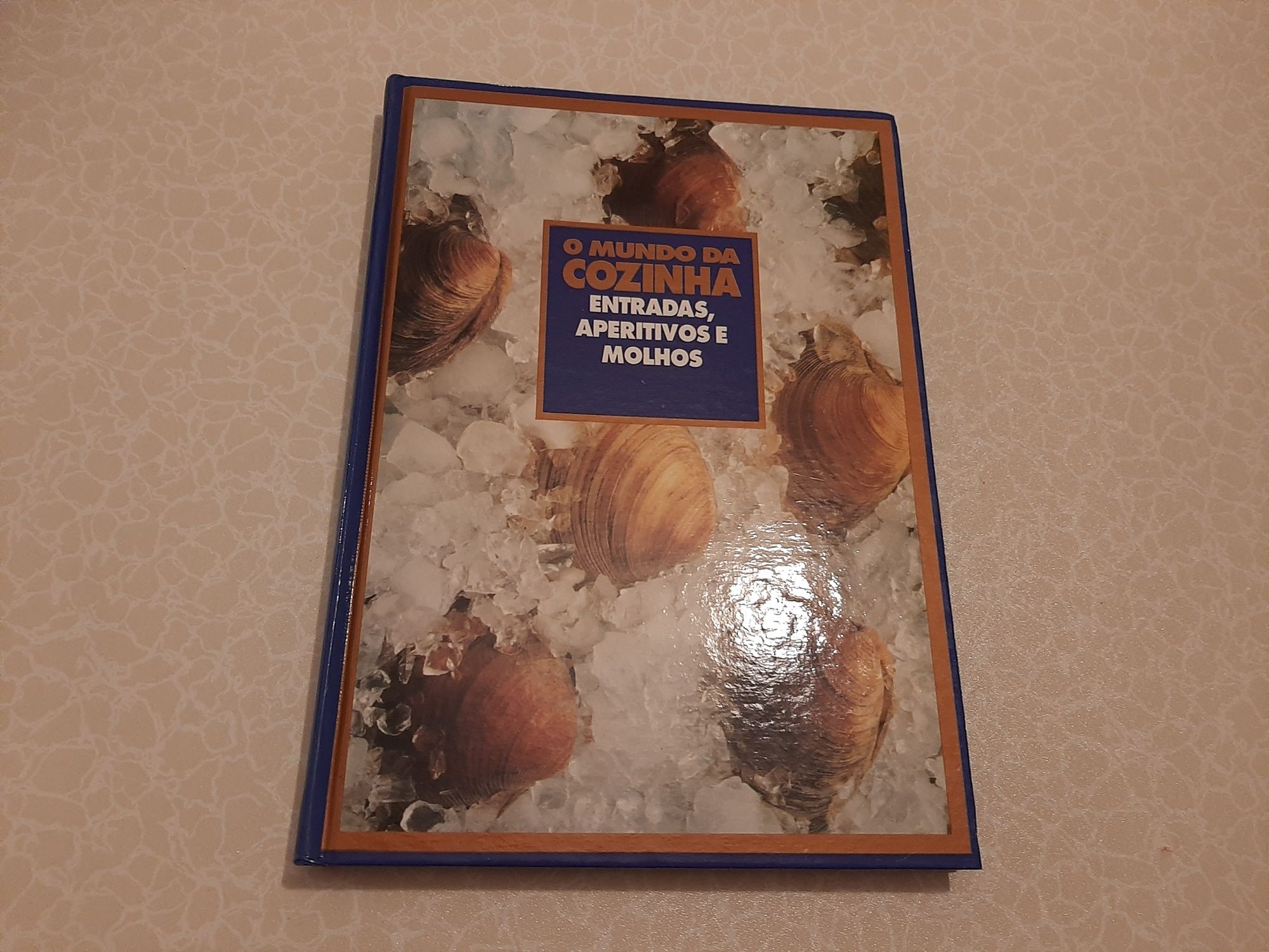 Livros culinária da Ediclube "O mundo da cozinha".