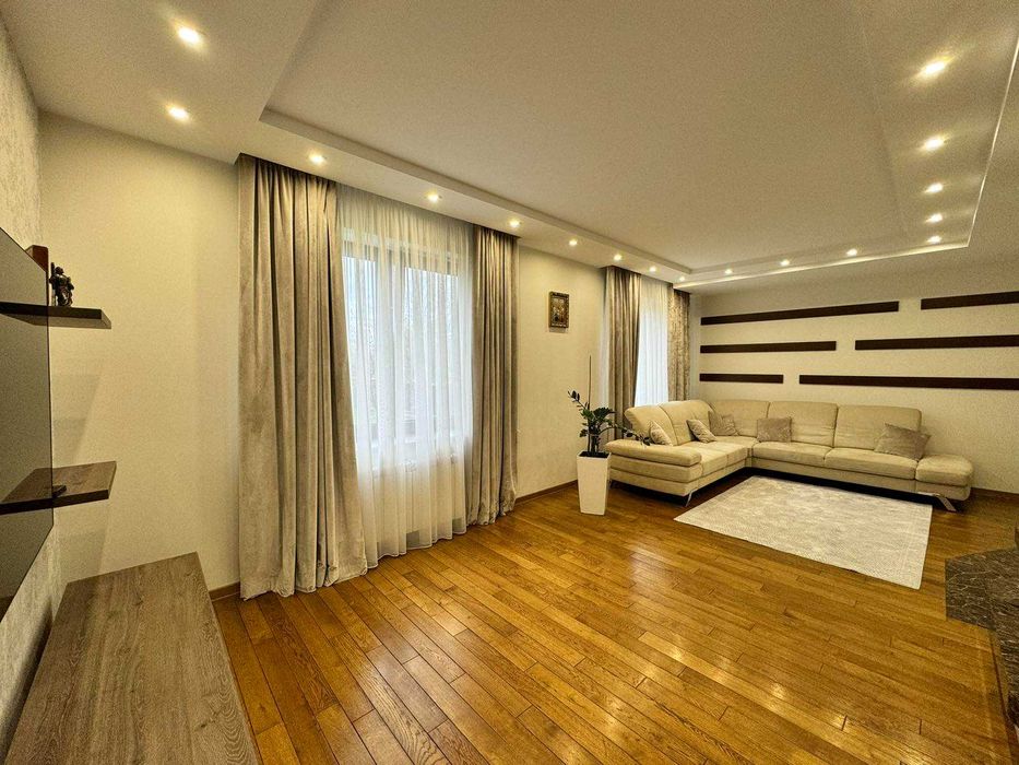 Будинок. Сокільники, вул.Успенська, 20 сот, гараж та гостьовий будинок